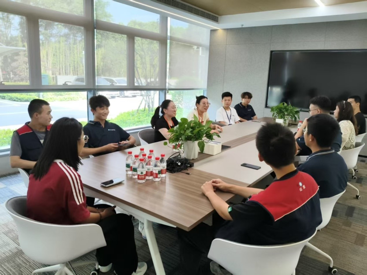 信息工程学院走访关怀实习生 助力学生从“学业”到“职业”平稳过渡