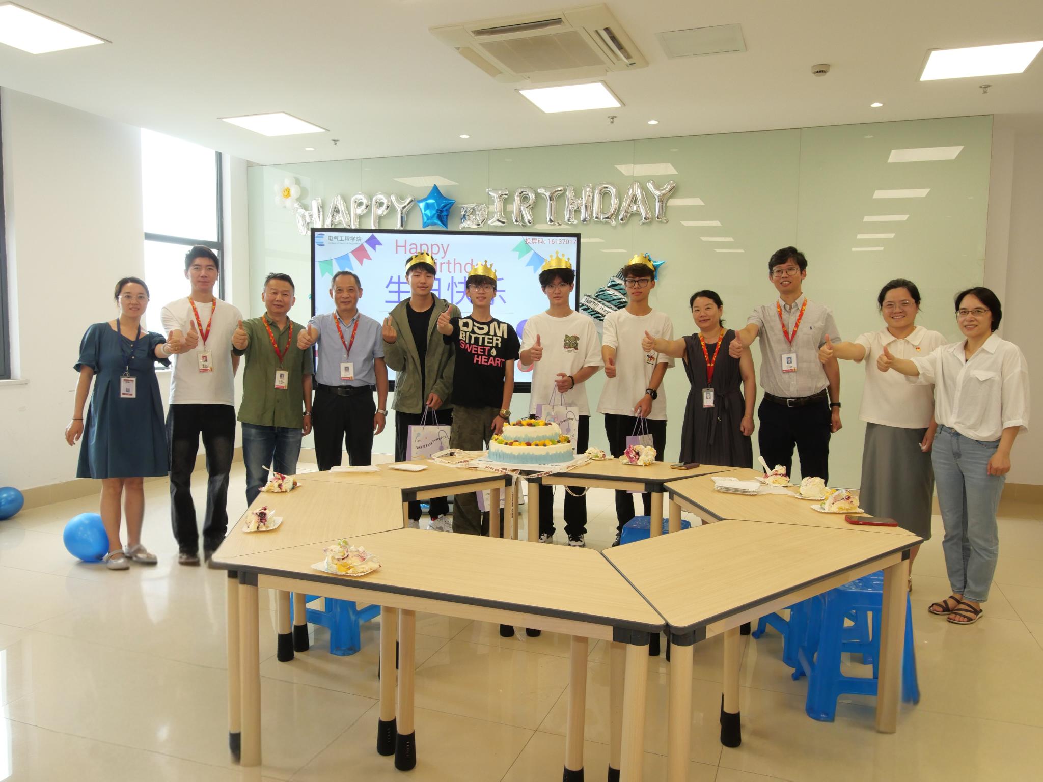 初见电气 共庆生辰——电气工程学院为2025级新生举办专属集体生日会