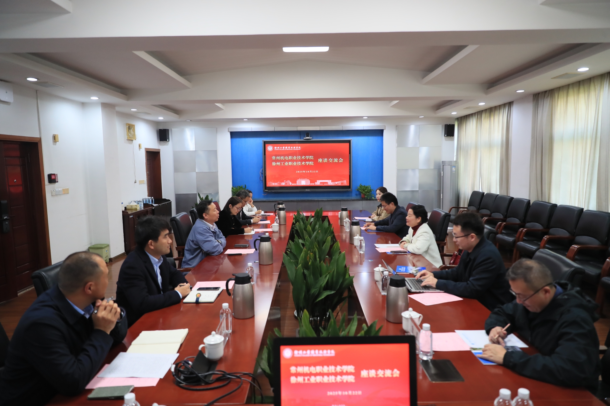 副校长黄宝玲一行赴徐州工业职业技术学院调研交流