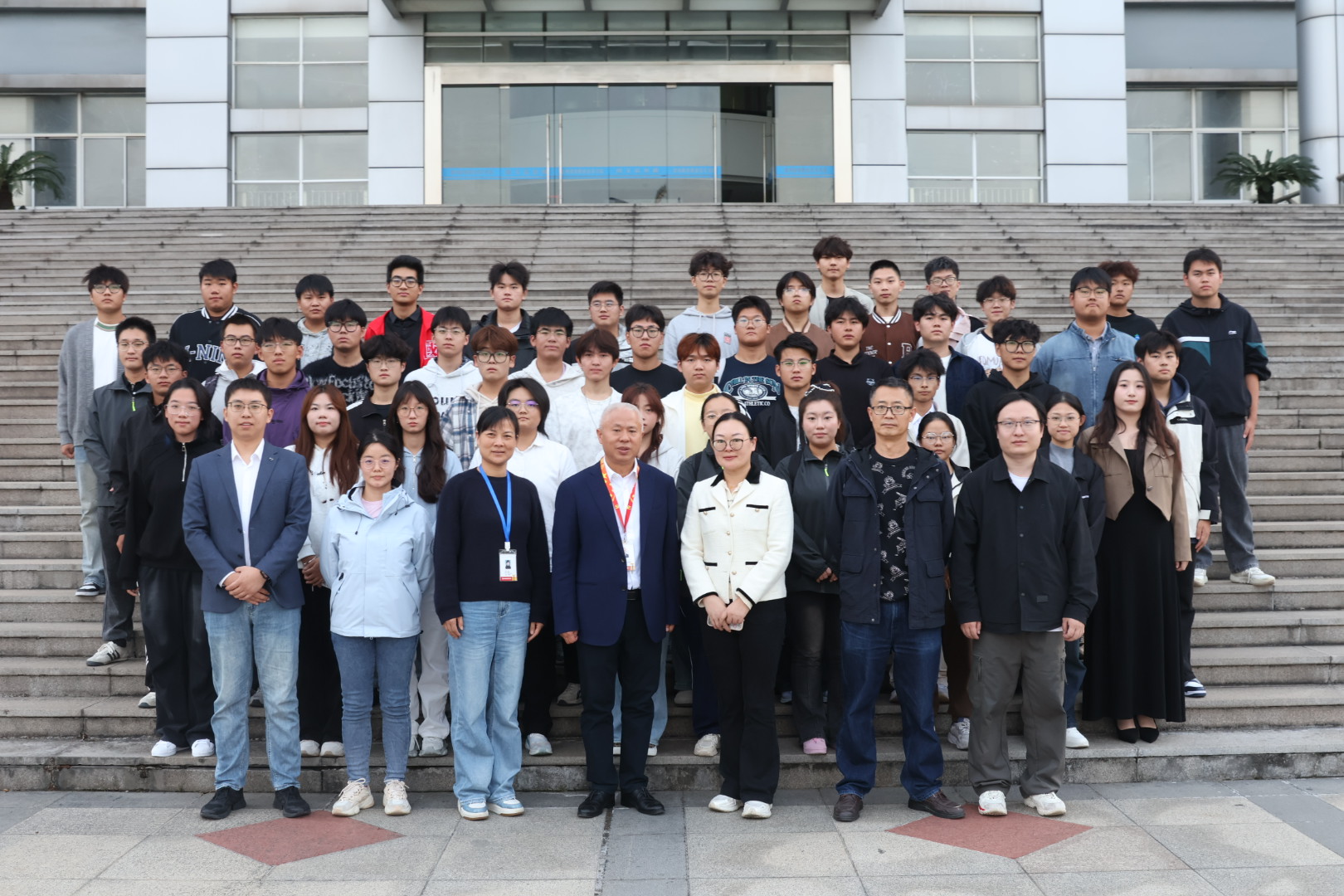 机械工程学院举办2025年“机械之星”培育计划导师结对仪式暨“星探索”活动