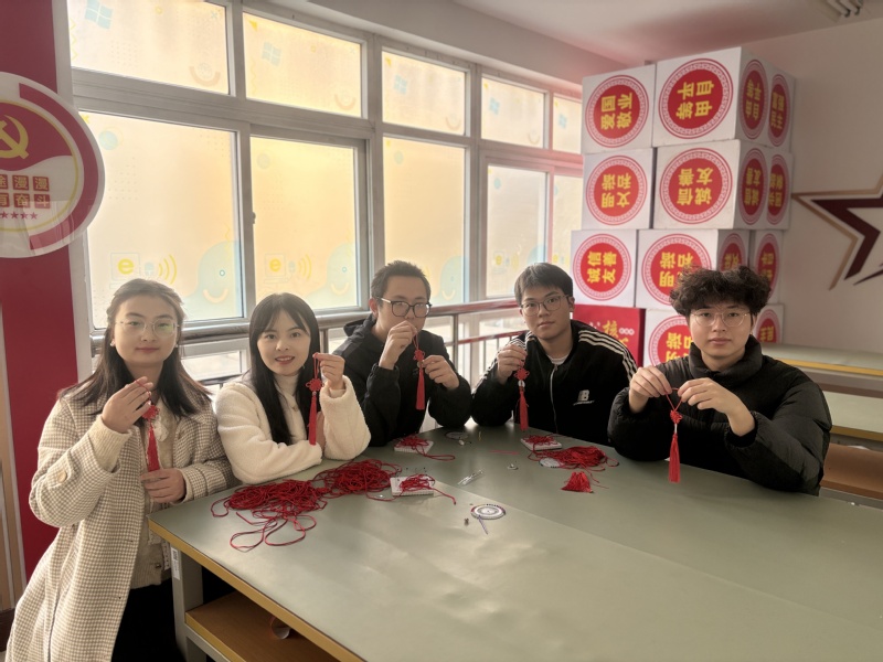 指间经纬 匠心传承——信息工程学院开展非遗中国结编织活动