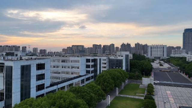 跃动光影间，脚尖绽放热爱，机电校园舞蹈大赛，精彩呈现。#大学生##常州机电职业技术学院##大学##舞蹈##舞蹈大赛# 常州机电职业技术学院的微博视频 ​​​