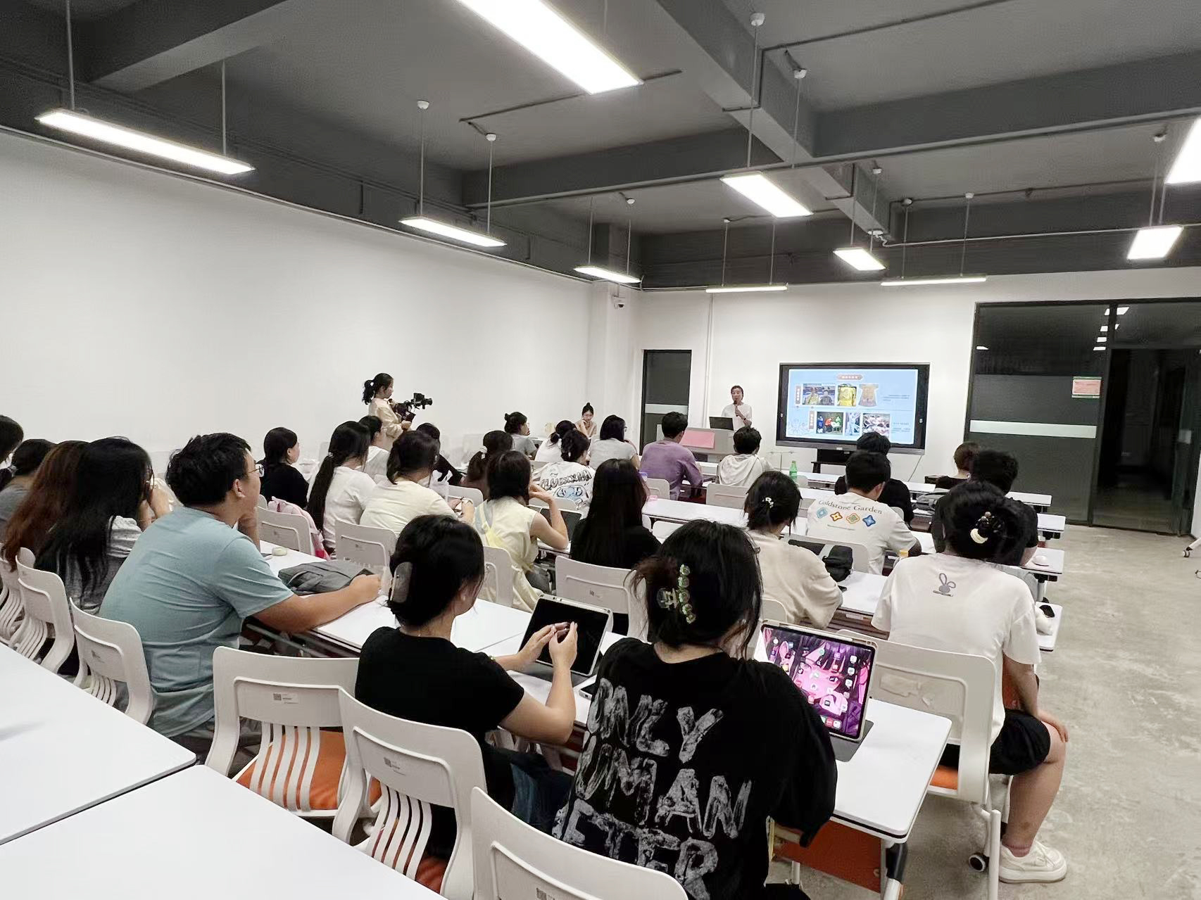大师开讲了——乱针绣非遗大师狄静应邀为创意学子授课