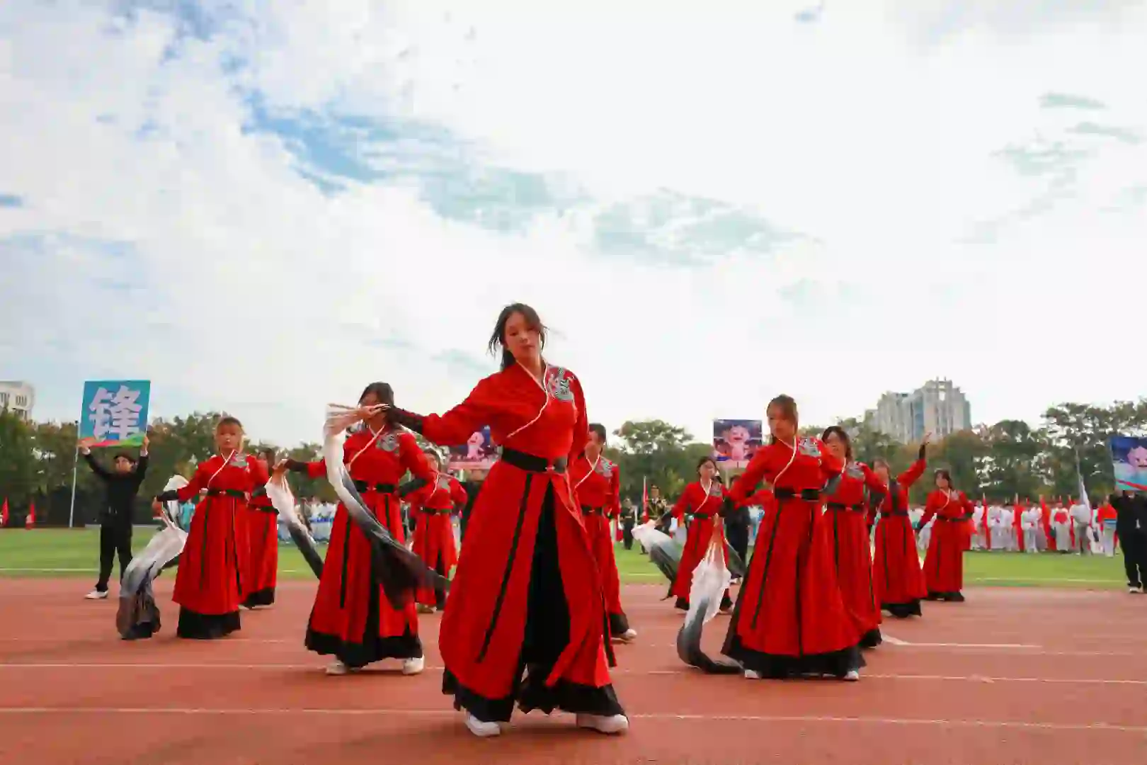 经济管理学院方阵带来的舞蹈《骁》刚柔并济，折扇开合间尽显经管人的独特风采与文化底蕴#常州机电职业技术学院#运动会开幕式#运动会#青春校园 #校运会