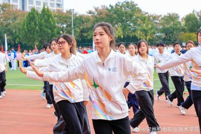 创意学子以艺术之魂点燃竞技之场，伴着青春活力的摇滚节拍，用96颗创意火种勾勒出艺体交融的动人画卷#校园生活##运动会开幕式##运动会##常州机电职业技术学院##校园动态# ​​​