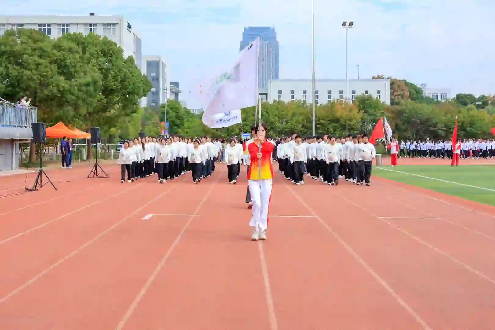 创意学子以艺术之魂点燃竞技之场，伴着青春活力的摇滚节拍，用96颗创意火种勾勒出艺体交融的动人画 卷#青春正澎湃 #常州机电职业技术学院 #运动会开幕式 #运动会 #青春华章 #校运会