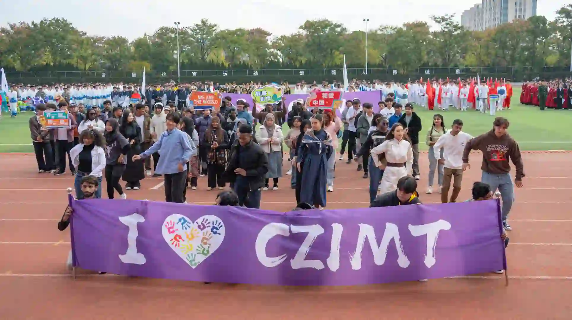 国际教育学院方阵汇聚24国学子，展现出多元文化的交融与碰撞，成为开幕式上的国际风景线#常州机电职业技术学院 #校运会 #运动会开幕式 #运动会 #青春正澎湃