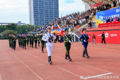 在庄严的国歌声中，全体师生肃立注目，五星红旗冉冉升起#五星红旗##五星红旗入场##运动会开幕式##运动会##常州机电职业技术学院# ​​​
