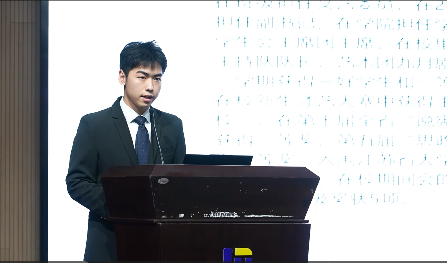 学校举办2025年校长奖学金现场展评活动