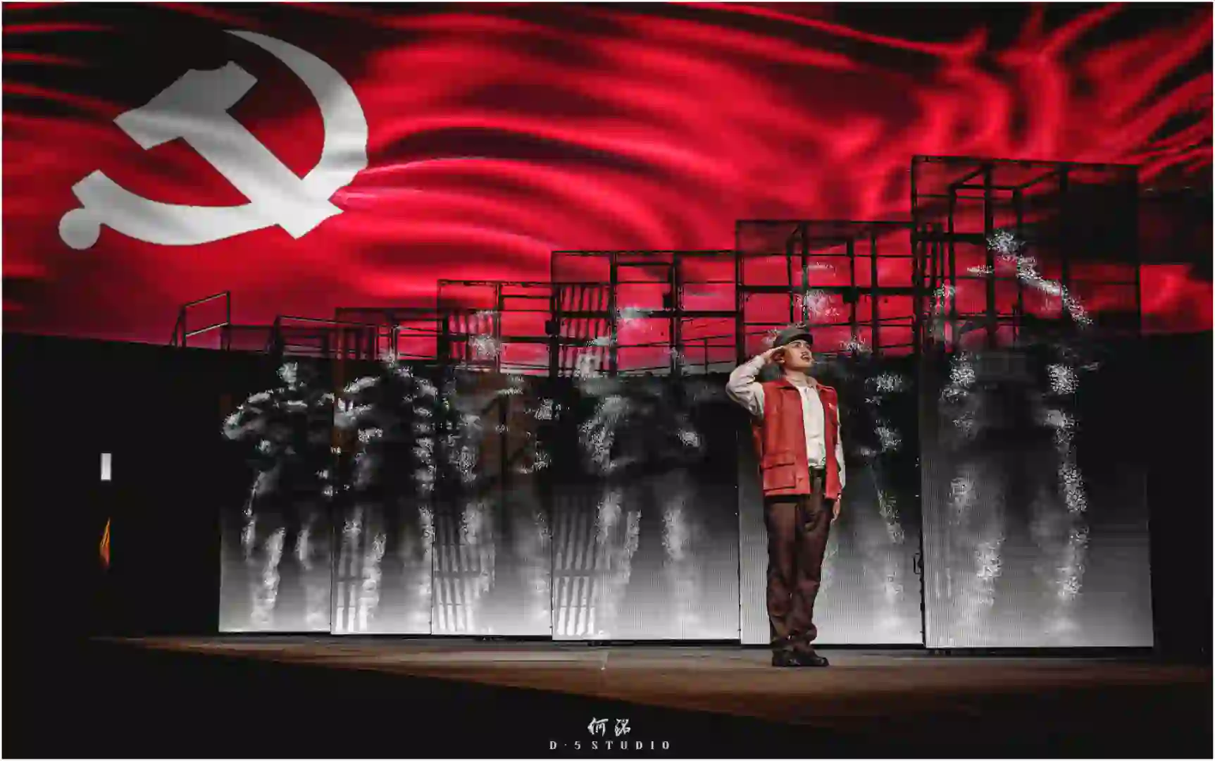 大型原创话剧《英雄归来》明晚震撼开演！ 12月10日红厅晚上六点，不见不散！ 该剧由南通艺术剧院精心策划、创排，根据中宣部授予“最美退役军人”称号的如东供电公司共产党员服务队事迹改编而成。剧目讲述了一名退伍回乡的普通共产党员，历经三十多年，建设并带领一支共产党员服务队，为烈士家属无私奉献的感人故事，展现了退役军人践行“不忘初心、牢记使命”“退伍不褪色”的坚定信念与心路历程。 #常州机电职业技术学院 #大学生戏剧 #一座舞台的诞生 #大学生活 #校园动态