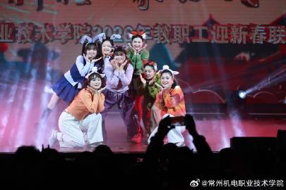 联欢会在电气工程学院分工会带来的开场舞《燃动未来》中拉开序幕，舞者们以自信的笑容与充满活力的舞姿，生动展现了我校青年教师昂扬向上的精神风貌。