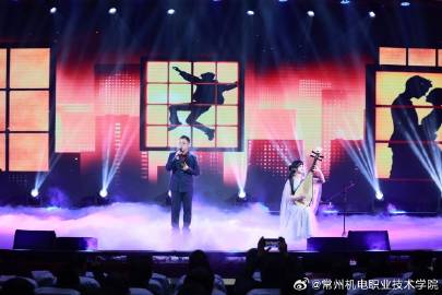 马克思主义学院分工会的弦歌表演《世界赠予我的》以悠扬的琵琶伴奏与深情的演唱，展现了思政课教师在三尺讲台之外的深厚艺术底蕴与哲学思考。#马年##校园生活##常州机电职业技术学院##大学生活# ​​​
