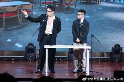 创意设计学院分工会的原创相声《育人合伙人》通过诙谐幽默的语言和贴近生活的情节，生动刻画了专业教师与思政辅导员协同育人的真实场景。#马年##常州机电职业技术学院##校园生活##大学生活##教育# ​​​