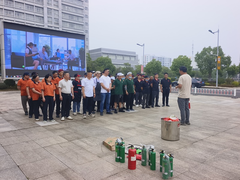 后勤服务部联合党委保卫部开展食堂消防应急演练