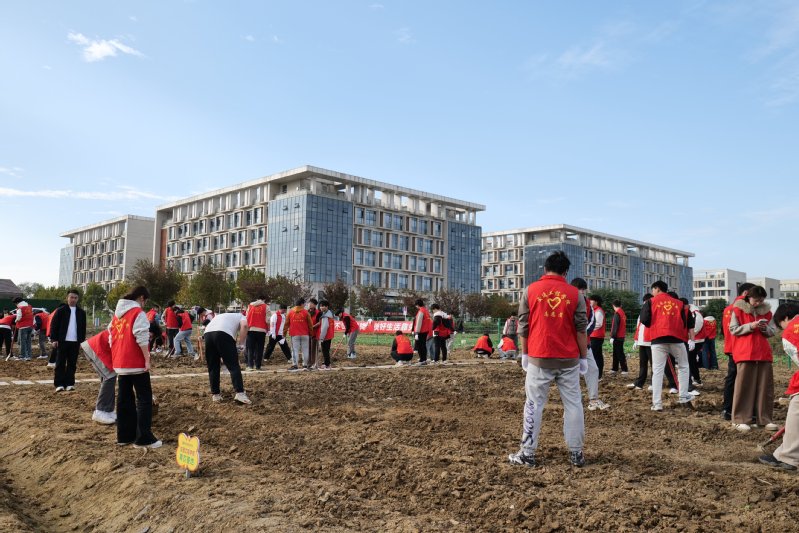 我校举行劳动教育实践基地揭牌暨开耕仪式