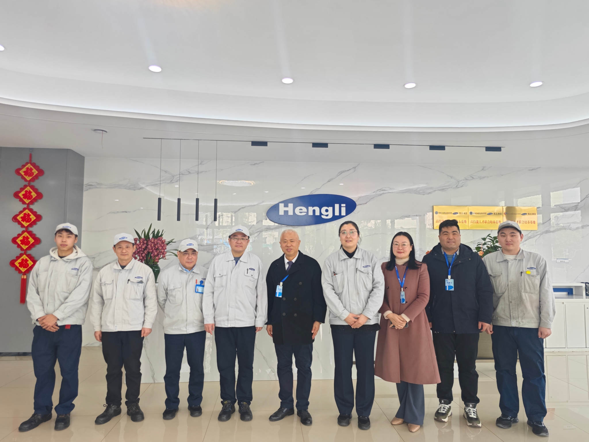 机械工程学院赴恒立集团访企拓岗并看望实习学子与校友