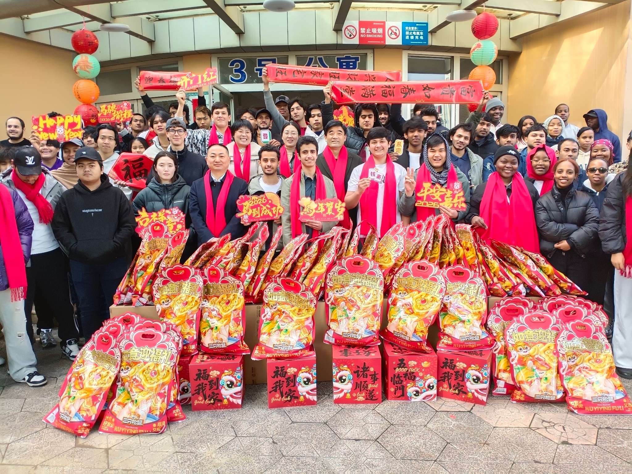 校领导春节走访慰问一线值班人员及在校留学生