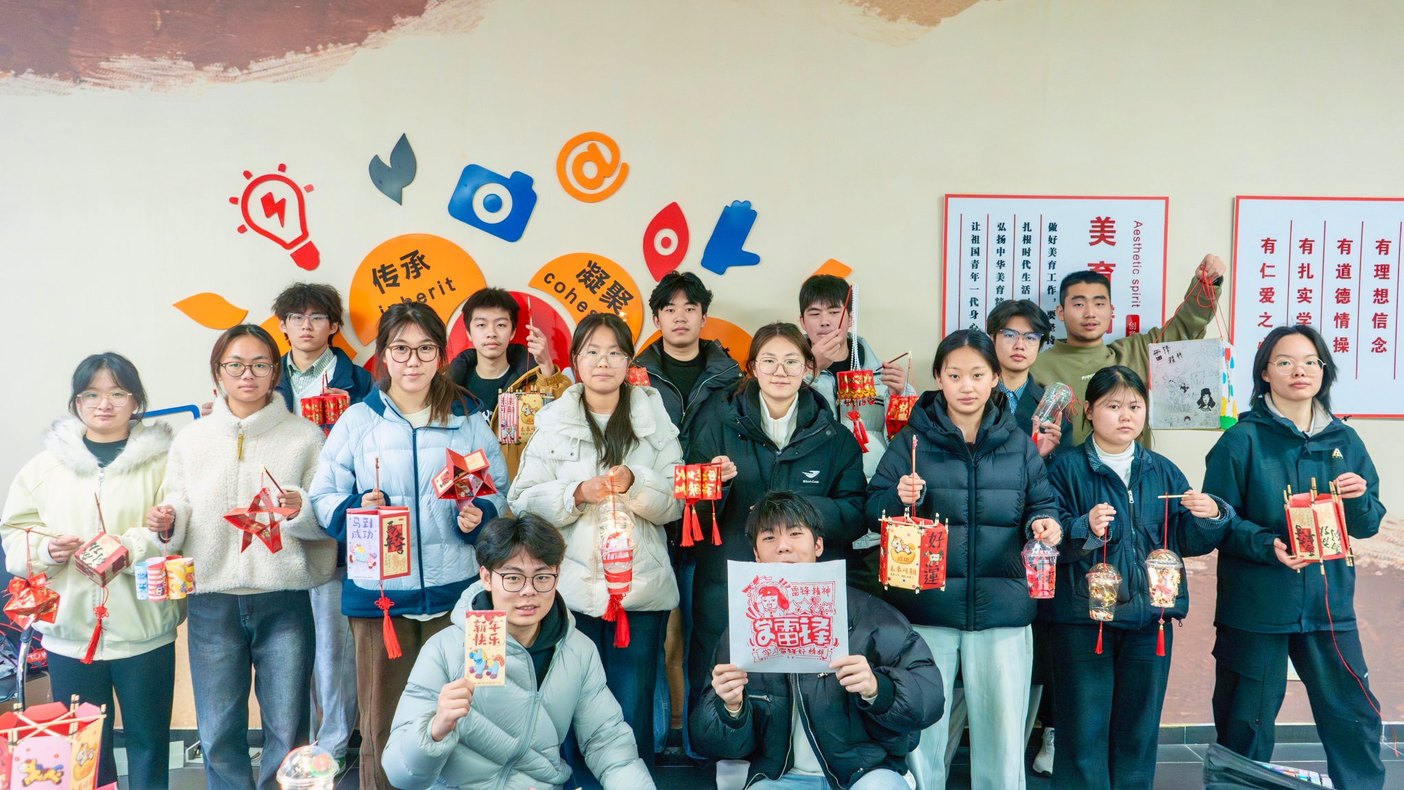 学习雷锋见行动 巧制花灯送祝福——创意设计学院“花式”开启热辣滚烫新学期