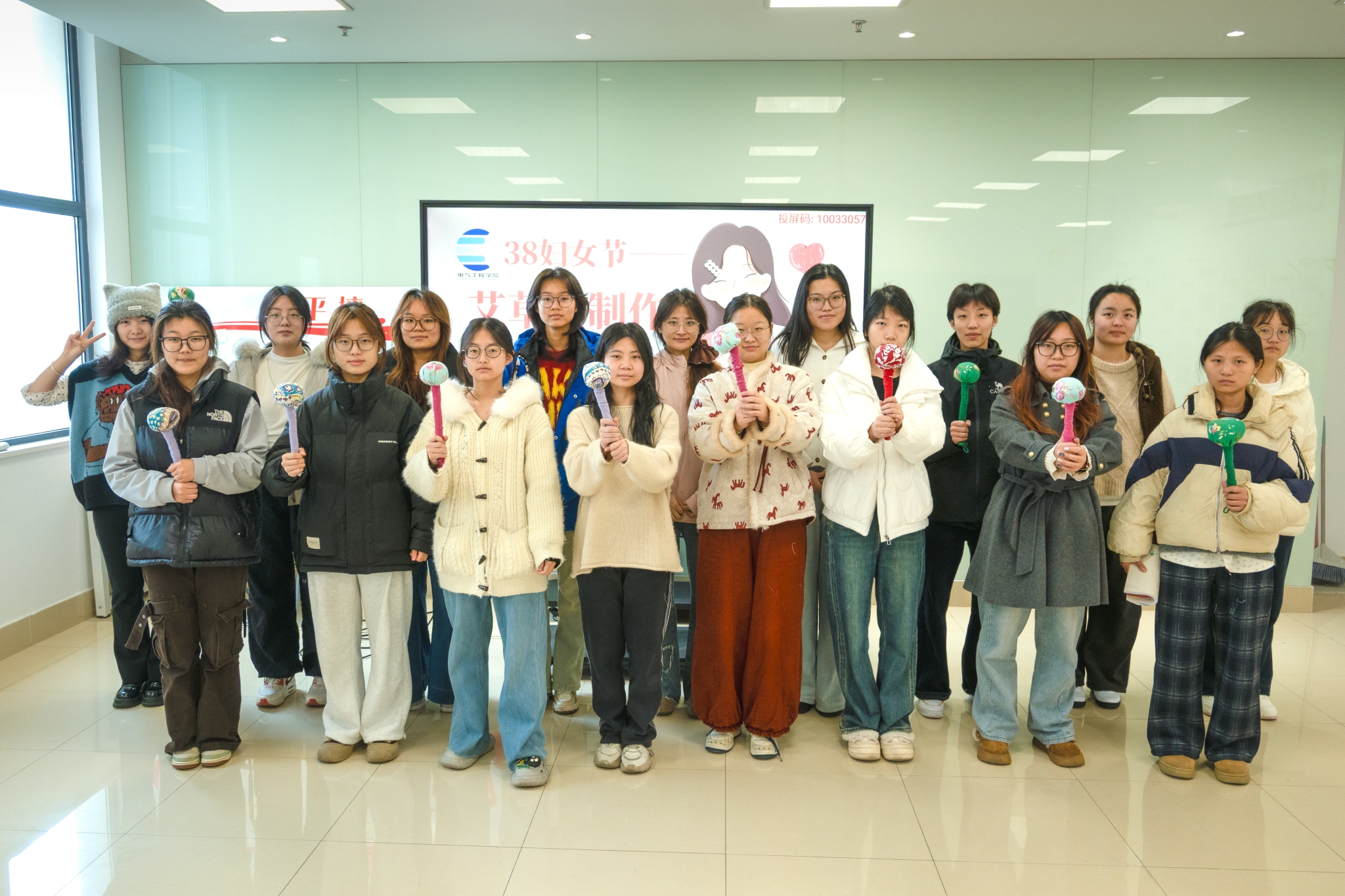 电气工程学院学子手作芬芳献礼妇女节