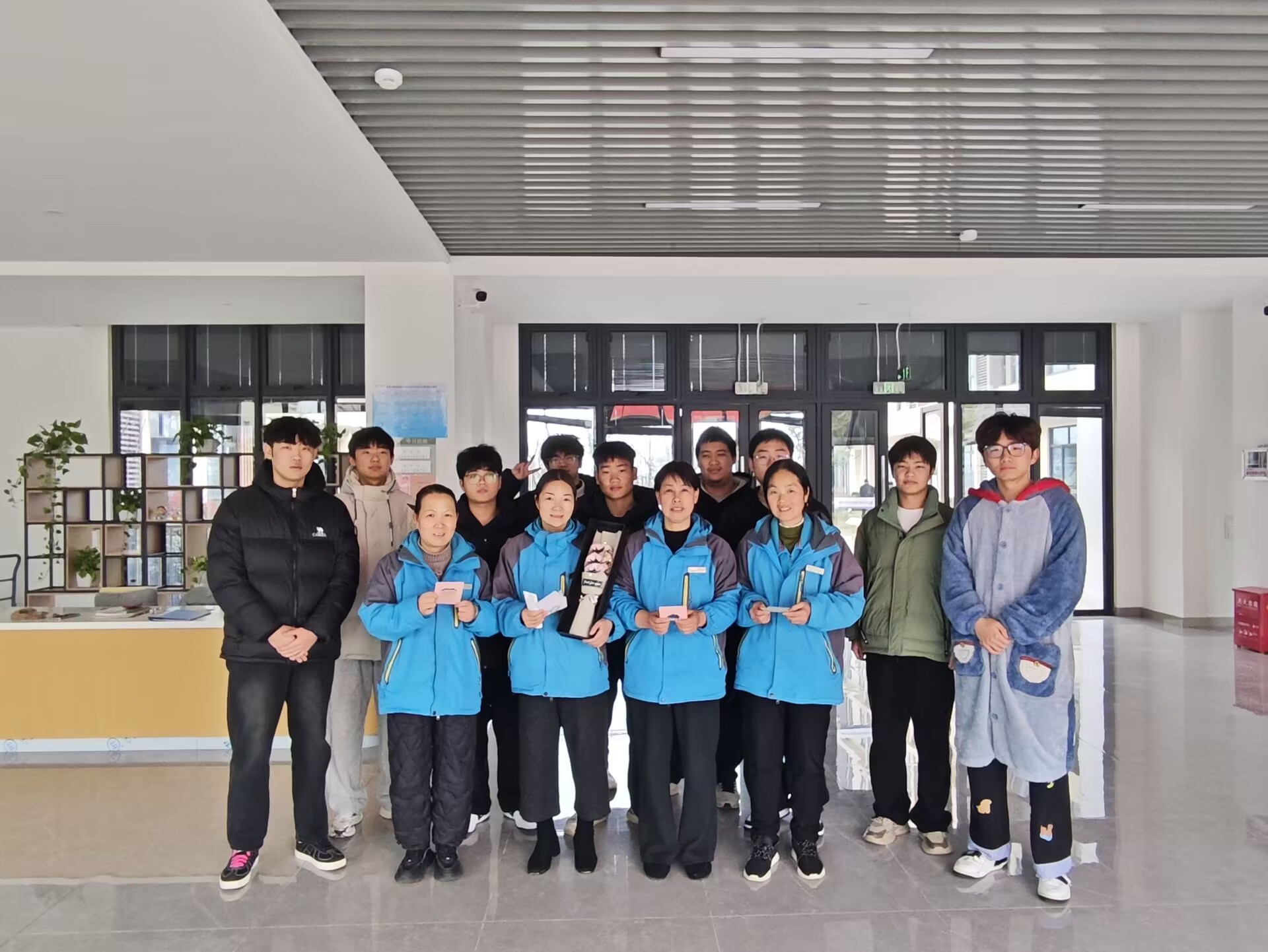 致敬校园里的“妈妈”——电气工程学院慰问宿管阿姨