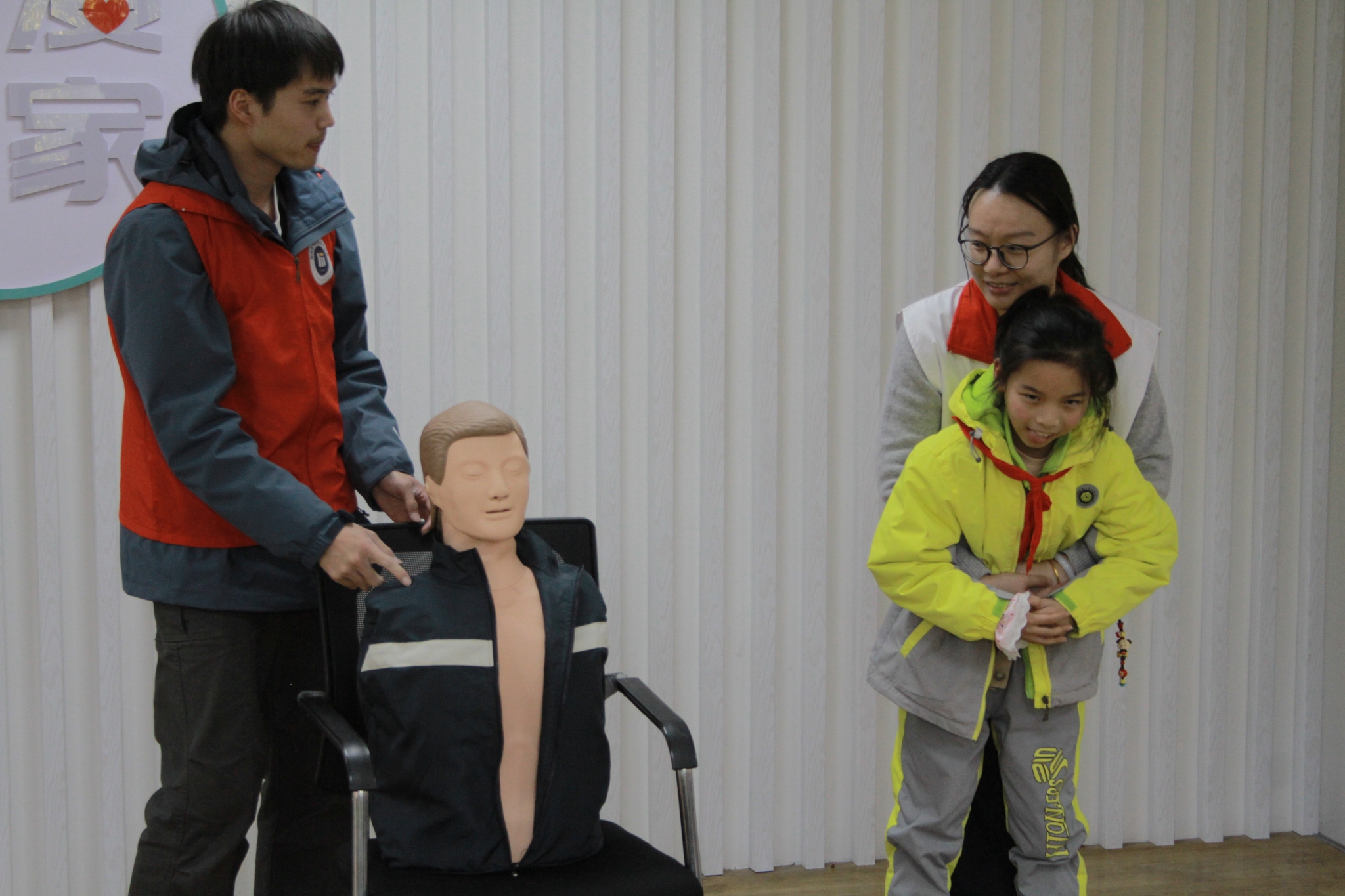 交通工程学院、校后勤处联合开展“智暖银铃，用‘AI’守护”学雷锋志愿服务活动