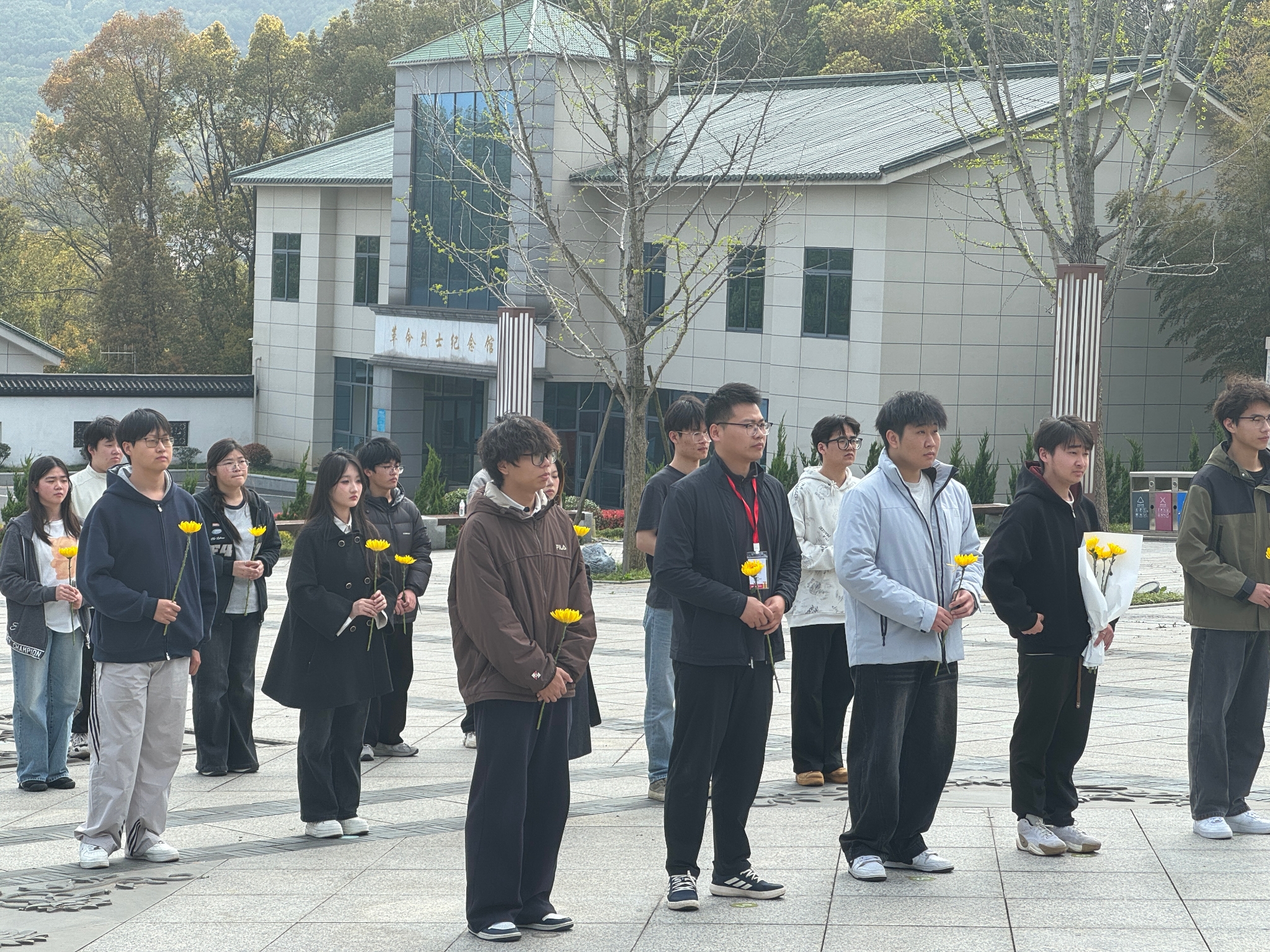 机械工程学院开展西山烈士陵园扫墓活动