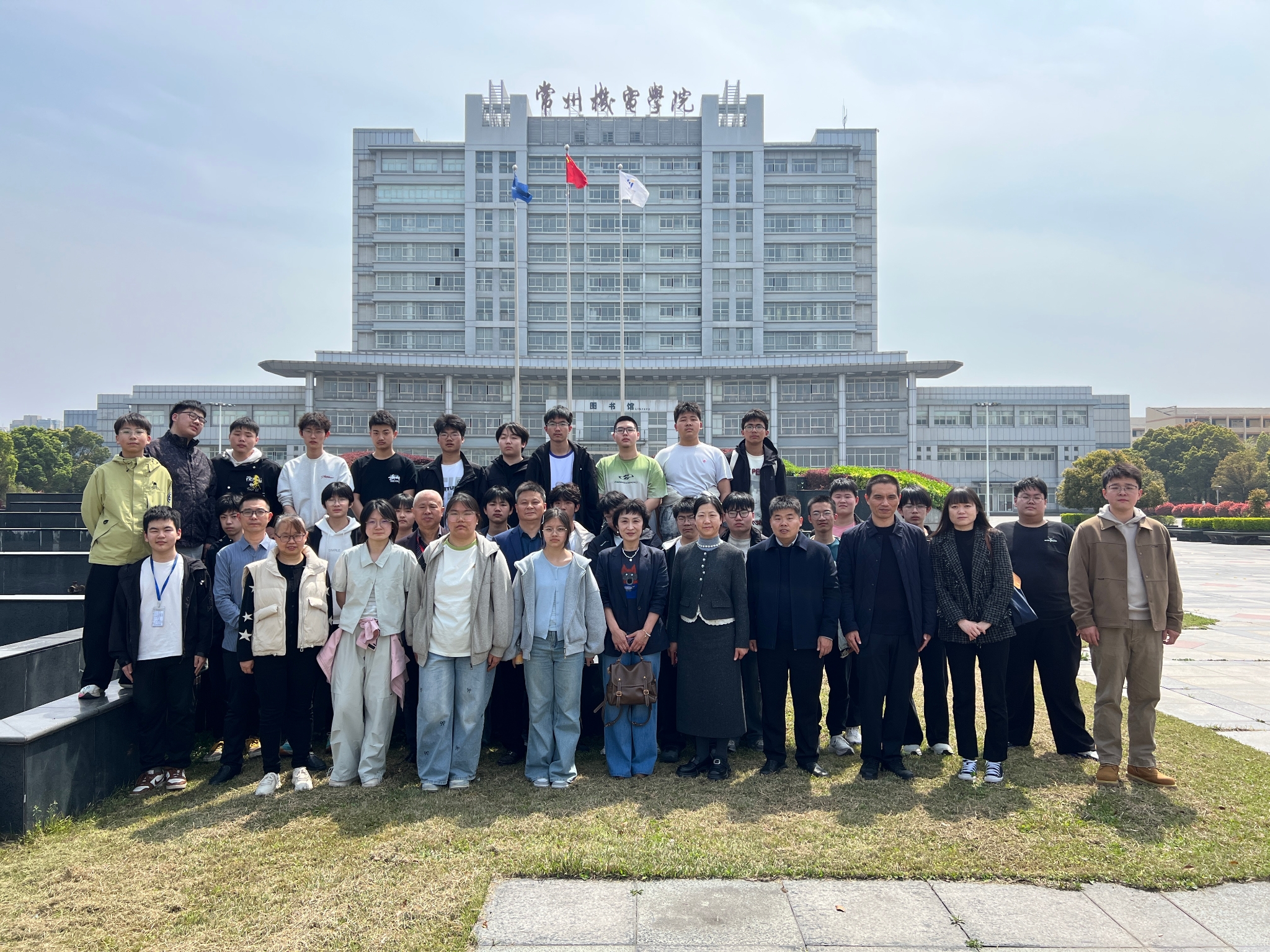 江苏省靖江中等专业学校师生来校交流