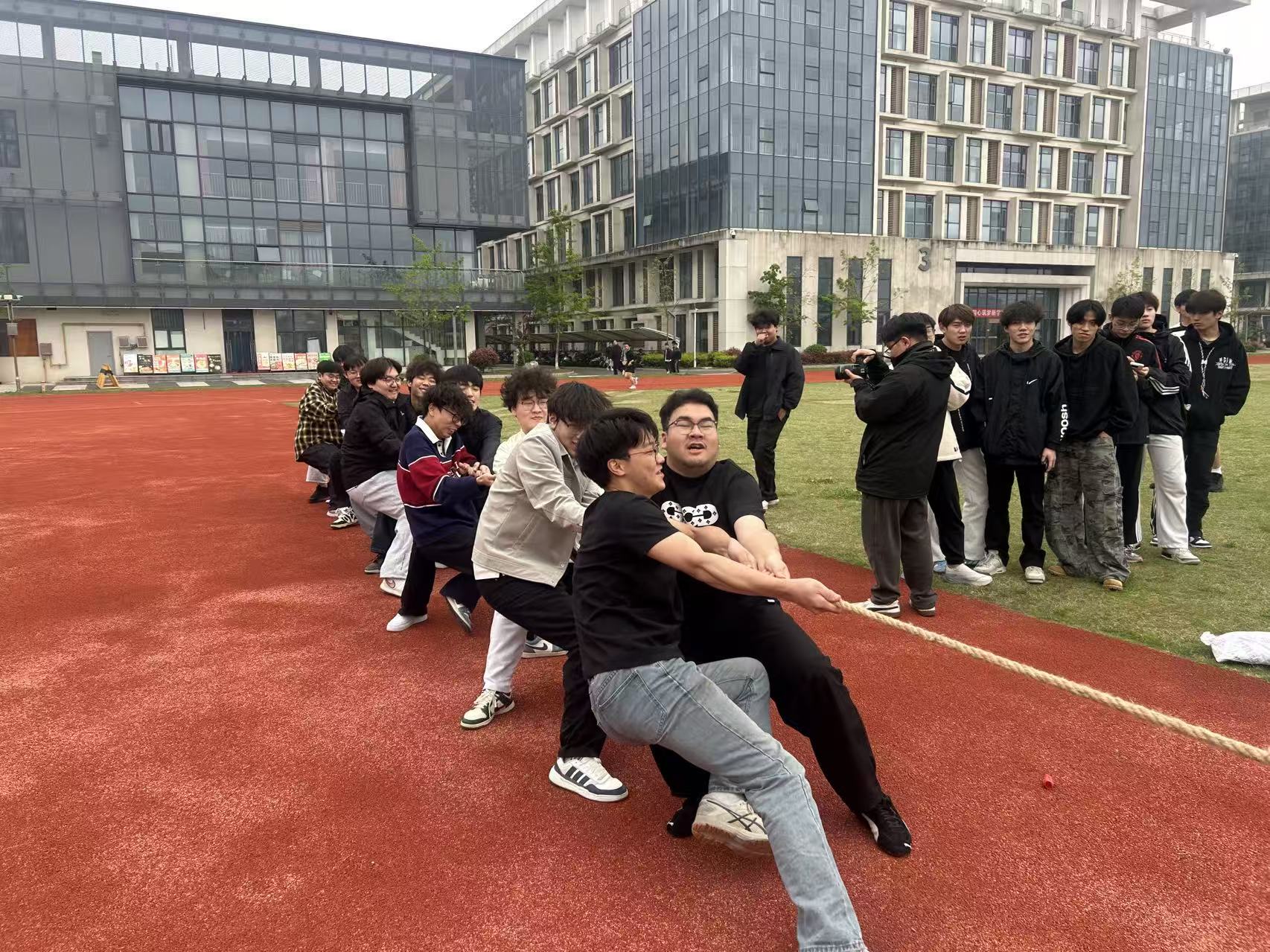 机械工程学院举办拔河比赛