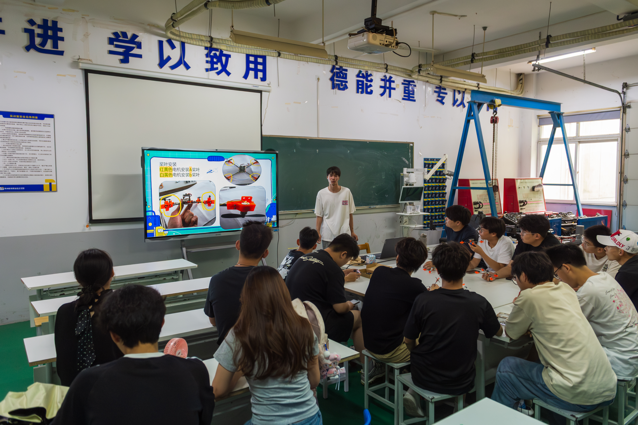汽车工程学院开展无人机制作与试飞科普活动