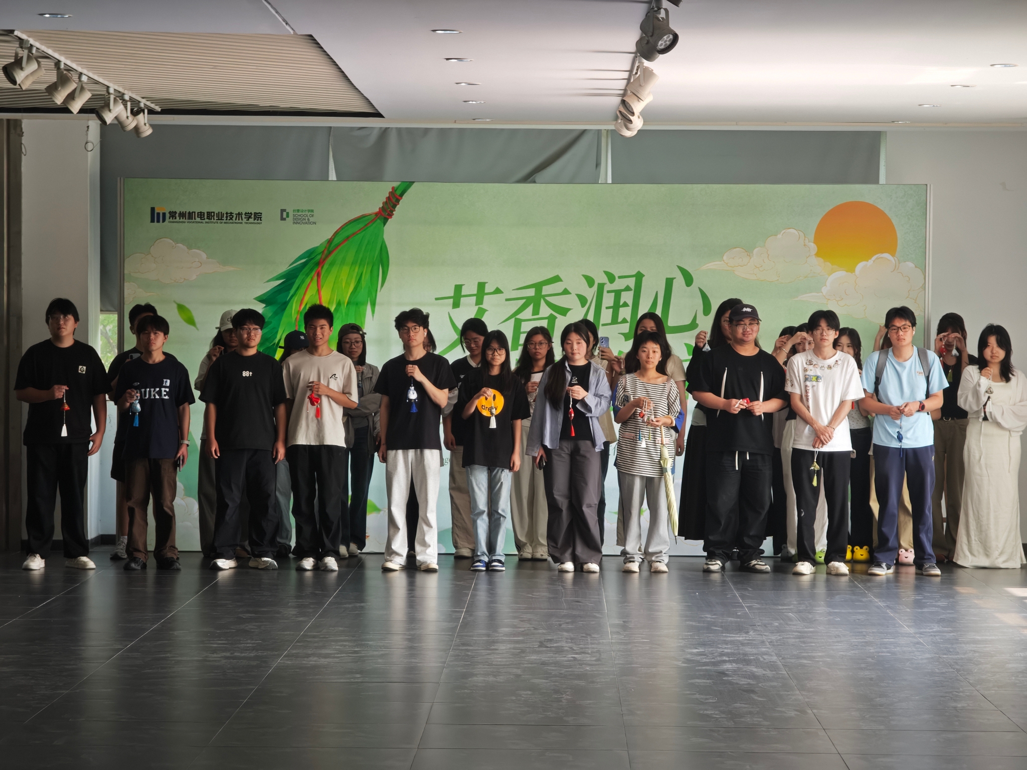 数字创意设计学院开展“悠悠艾草香 浓浓端午情”主题手工制作活动