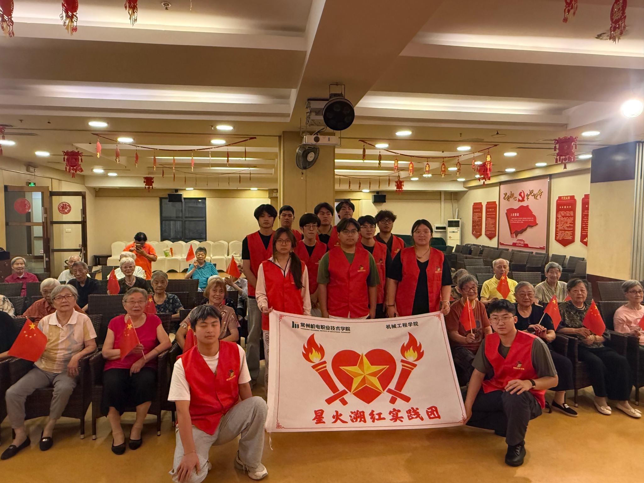 机械工程学院开展“星火伴夕阳·红歌忆芳华”暑期社会实践活动