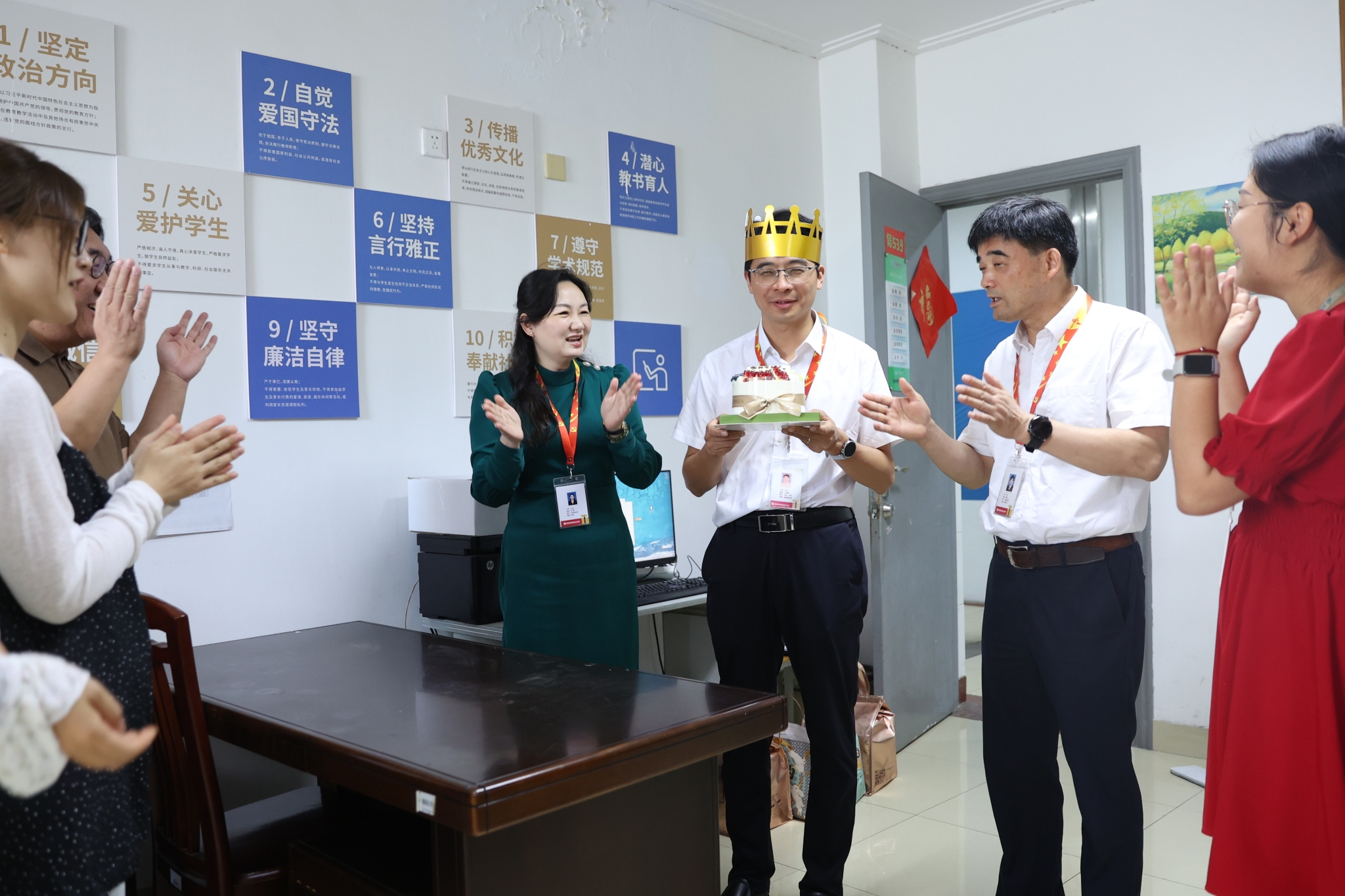 校领导走访慰问一线教师