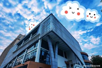 转发微博#光影校园# 看夏日校园云语，这是天空的浪漫。抬头仰望，感受宁静与美好。@常州机电职业技术学院 ​​​