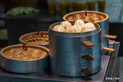 转发微博#吃了吗# 穿梭书山题海间，更要记得好好吃饭！一餐一饭，皆有温度；一汤一菜，满溢温情。用美食唤醒沉睡的味蕾，一同踏上秋日寻味之旅。@常熟理工学院 @常州机电职业技术学院 ​​​