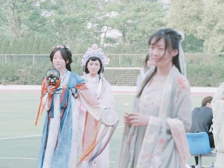 春日着汉服踏青，罗裙拂过陌上花开，衣间刺绣与枝头新蕊相映，一步一诗，皆是千年风雅的流转。#常机电#大学#大学生#汉服#汉服社