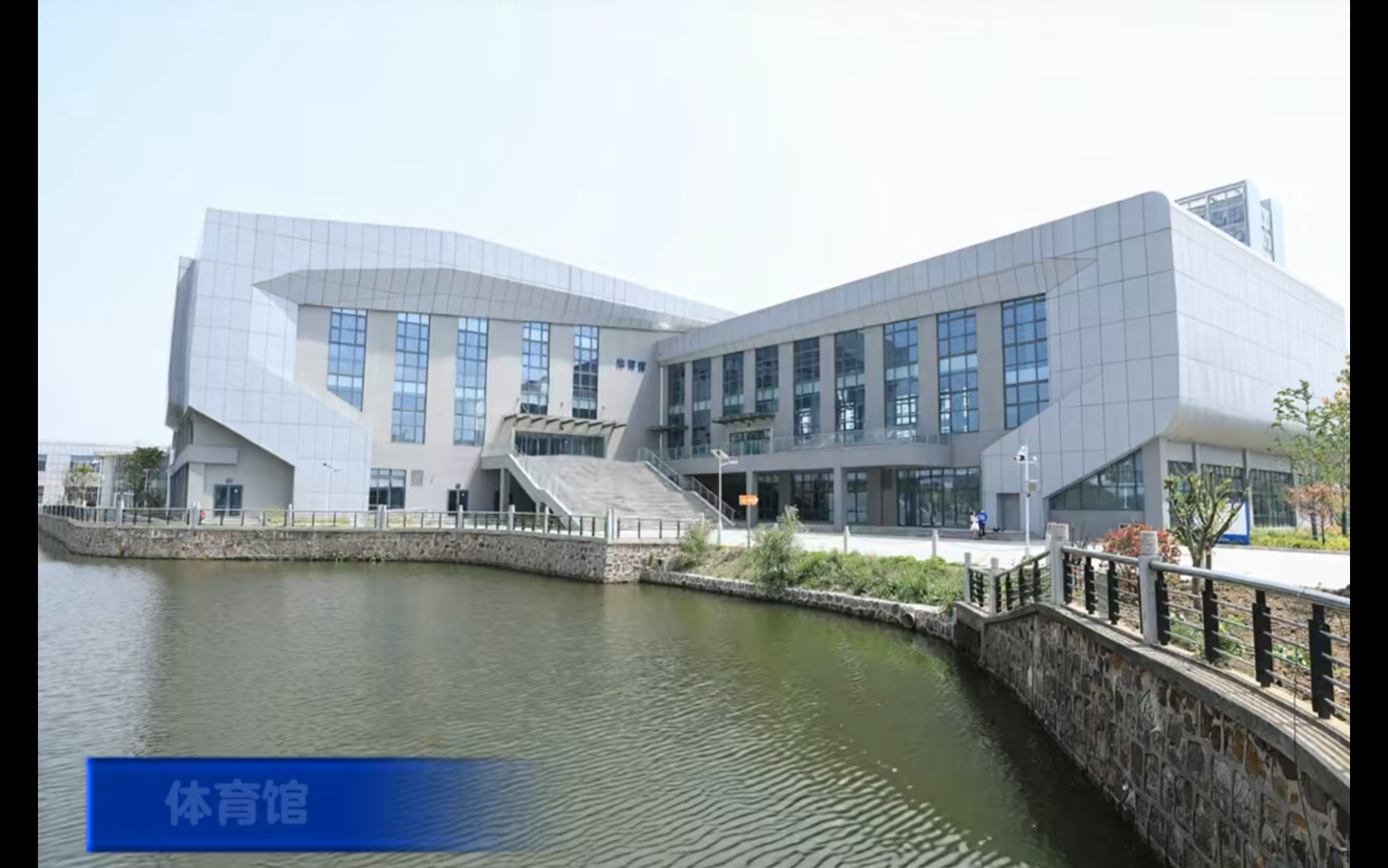 #常州机电飞屋记 学校每一栋楼都化身为缤纷气球，载着欢声笑语缓缓升空，与云共舞，与风同歌，一场校园飞屋环游启航啦！ （视频制作：数艺2231 陈海婷）
