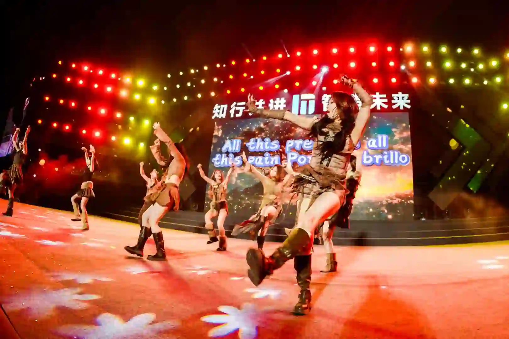 篇章伊始，大型歌舞《Diamond》瞬间点燃全场气氛。舞者们身着镶满水晶的演出服，在灯光照射下如同真正的钻石般璀璨夺目。编舞巧妙融合了现代舞和街舞元素，通过富有力量感的动作展现青春的闪耀与自信，寓意每个新生都如钻石般拥有无限可能。#常州机电职业技术学院 #大学生舞台 #小红书高校young计划 #迎新晚会