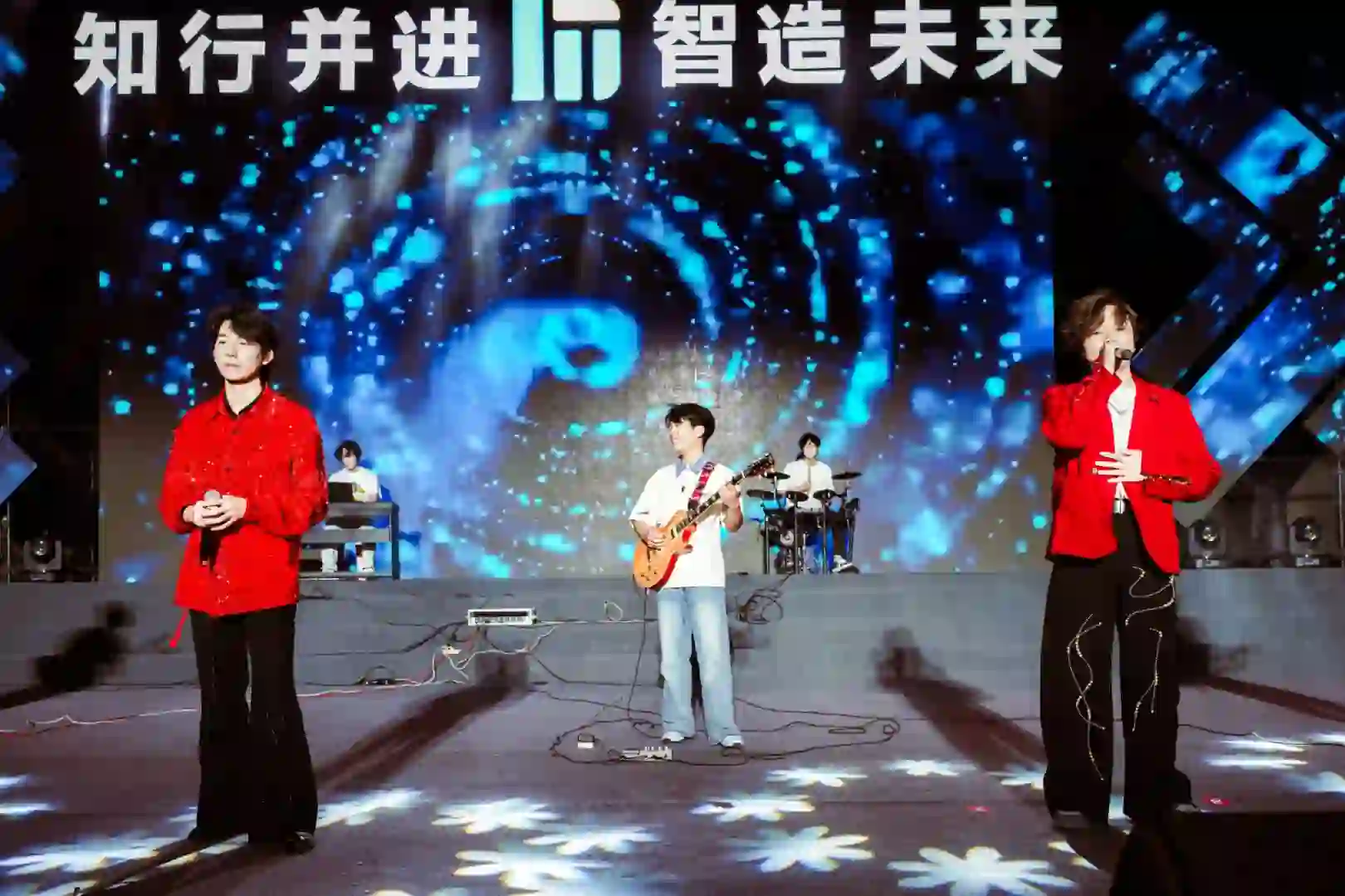 由校园人气乐队“齿轮乐队”带来的歌曲串烧《骄傲的少年》《开心往前飞》，引发了全场合唱。乐队富有节奏感的演绎，配合着台下观众挥舞的手机闪光灯，将晚会气氛点燃。#常州机电职业技术学院 #演出现场 #迎新晚会 #学校生活
