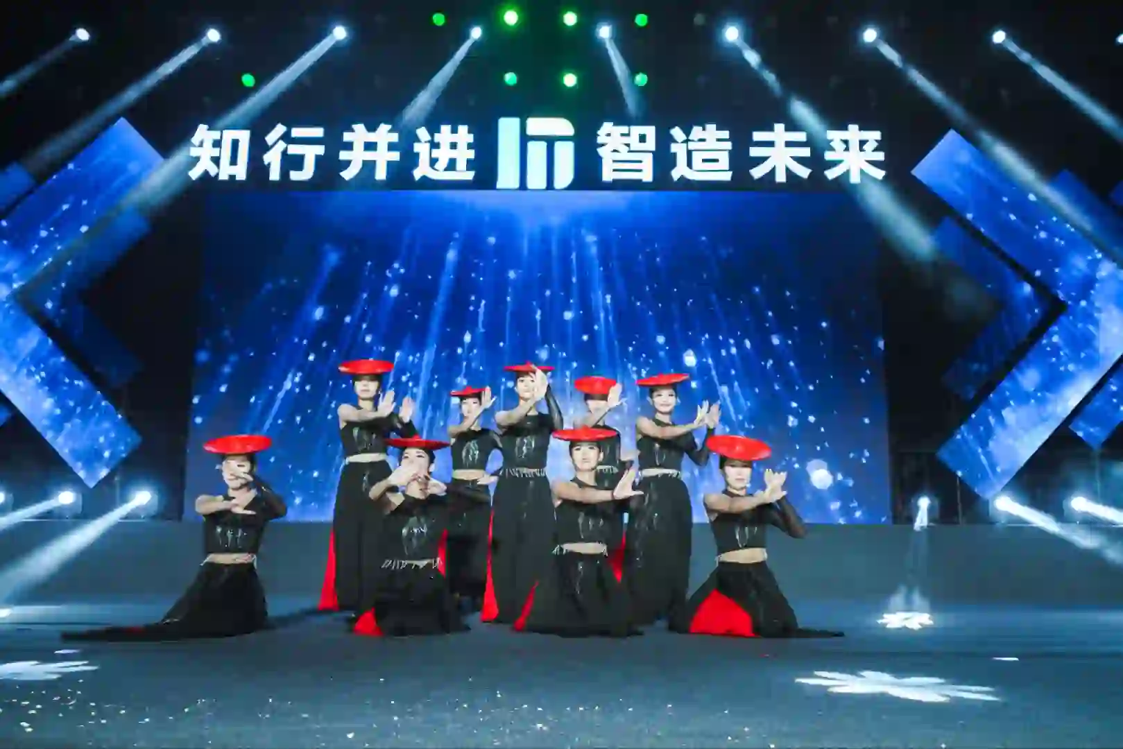 传承发展民族优秀传统文化，是大学的职责使命，也是我校坚持文化育人、推进铸牢中华民族共同体意识的重要载体。舞蹈《花腰傣》展现了中华民族文化的瑰丽多彩。舞者身着精美民族服饰，在悠扬的民族音乐中翩翩起舞。#常州机电职业技术学院 #舞蹈演出 #大学生舞台 #迎新晚会