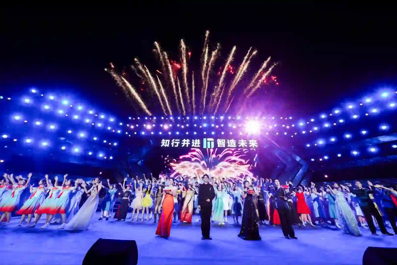 晚会的压轴节目《给梦一双翅膀》在悠扬的歌声中翩翩起舞。此时，夜空中绽放绚丽的烟火，多彩的烟花与舞台灯光交相辉映，晚会即将落幕，2025级新同学与常机电的故事，也将正式开启。#常州机电职业技术学院 #迎新晚会 #新生#青春