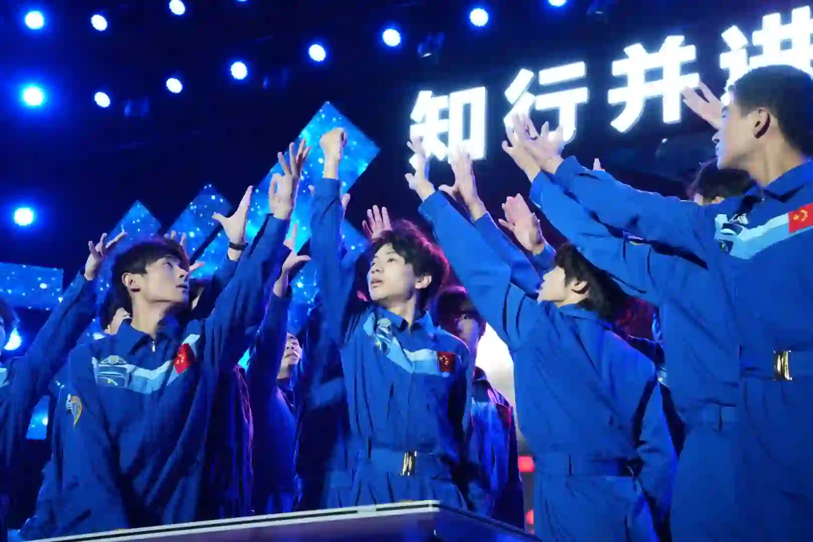 “工匠精神”刻画青年底色，“技能报国”铸就青年理想。舞蹈《大国工匠》通过刚劲有力的舞蹈动作，再现了工匠们精益求精的工作场景，生动诠释了“技能报国”的时代主题。#常州机电职业技术学院 #大国工匠#青春正澎湃 #迎新晚会