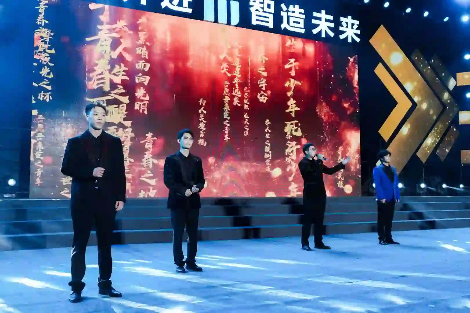 时代各有不同，青春一脉相承。歌曲《青春》带领师生一起重温跨越百年的青春寄语，激发青年赤诚报国的深情呼唤。#常州机电职业技术学院 #迎新晚会#新生#学校生活#青春华章