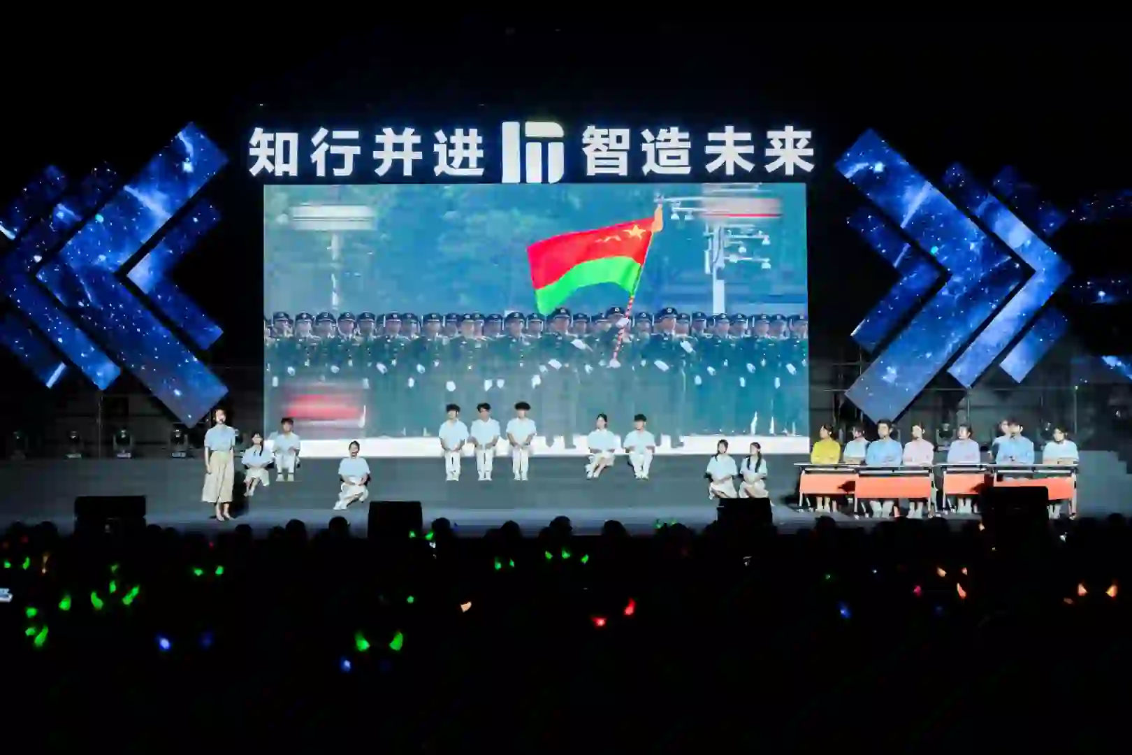 跨越时空的对话，叩击心灵；“前赴后继”的青春，催人奋进。朗诵《时代的回响》，再现了九三阅兵在青年师生中引发的热议与思考，引领青年一起对话过去，接续使命。#青春华章 #常州机电职业技术学院 #迎新晚会#学校生活