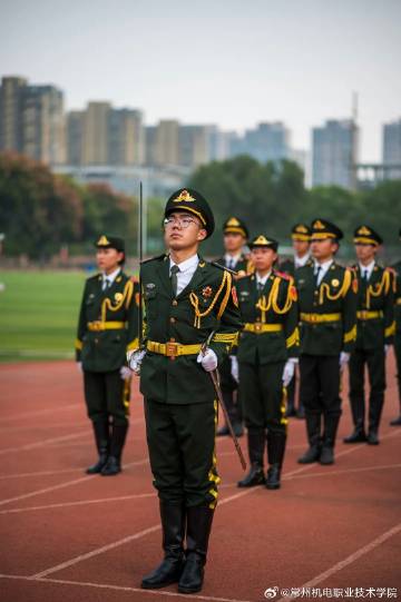 为期两周的军训共有近5400名2025级新同学参与其中，军训团编为7个营、50个连、128个班，开设了队列、内务、纪律三大条令、分列式训练、方阵合练、应急救护培训和防火疏散逃生演练等课程，展示了擒敌拳、匕首操和应急棍等特色项目。#常州机电职业技术学院##学校生活##军训##青春# ​​​