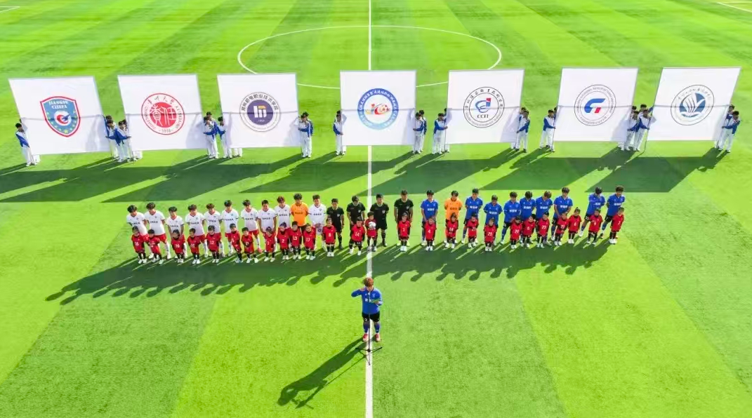 足球少年，绿茵驰骋！