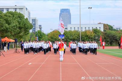 教职工代表队的出场引发热烈欢呼，老师们走出教室、奔向赛场，用行动诠释着“为人师表”的多元风采#校园生活##运动会开幕式##常州机电职业技术学院##校园动态##运动会# ​​​