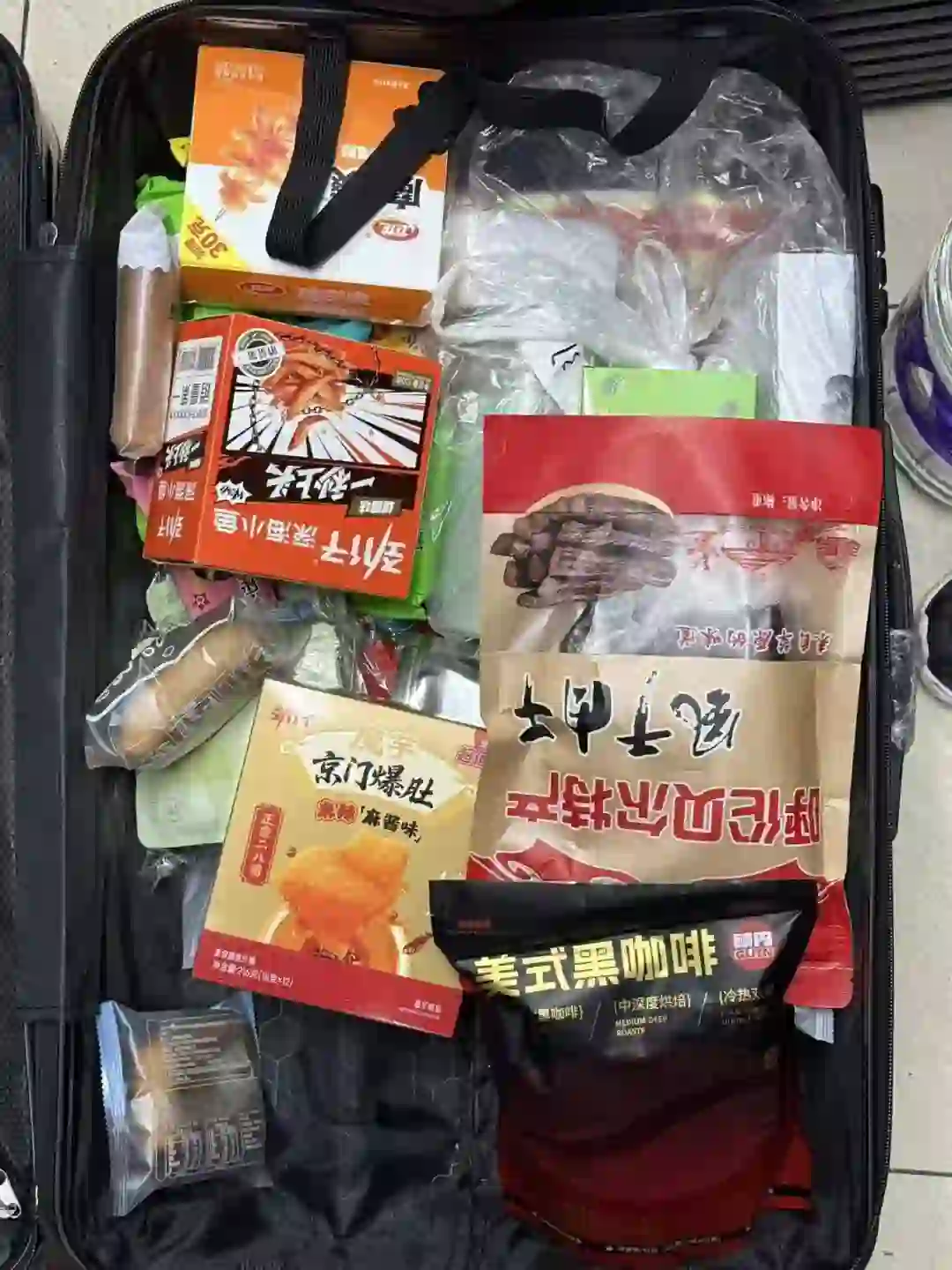 01 家乡的味道包裹 红底黑字的潮汕礼袋格外惹眼透明蛋盒里码着熟悉的家乡味呼伦贝尔的风干肉干、京门爆肚、劲仔小鱼再配上冰糖葫芦的酸甜和酥香小饼满满当当挤了一箱。 这是妈妈趁我不注意悄悄塞的，不只是特产，更是把家里的烟火气都打包好了。等在宿舍和室友分享时，再浓的乡愁，也会变得热热闹闹。 02 电竞与生活的双重热爱 潮汕特色的礼盒，浪莎的柔软衣物，还有陪伴学习的耳机与键盘，行囊里的每一件，皆是父母的期盼，安静的夜晚里，它们不断发出温暖的光，照亮前方的路，又温暖了异地的学子行李箱的方寸之间，一半装着家人的牵挂，一半藏着自己的节奏。带着这份自在，新学期也能过得从容有序。 03 求知与甜蜜的平衡 A4笔