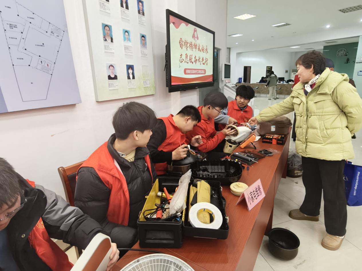 电气工程学院高鹏实践团开展雷锋日暖心行动