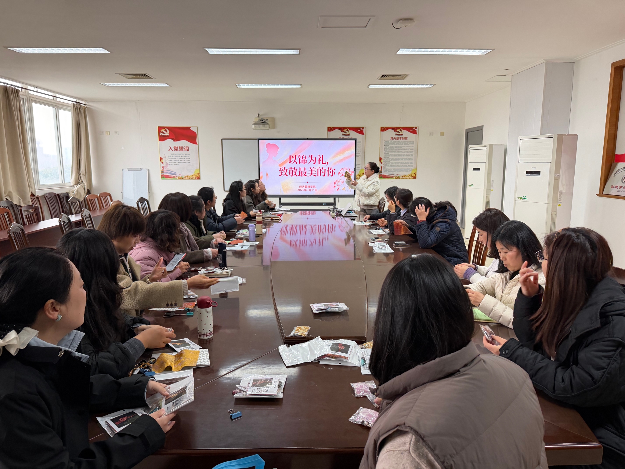经济管理学院举办三八妇女节宋锦手作活动