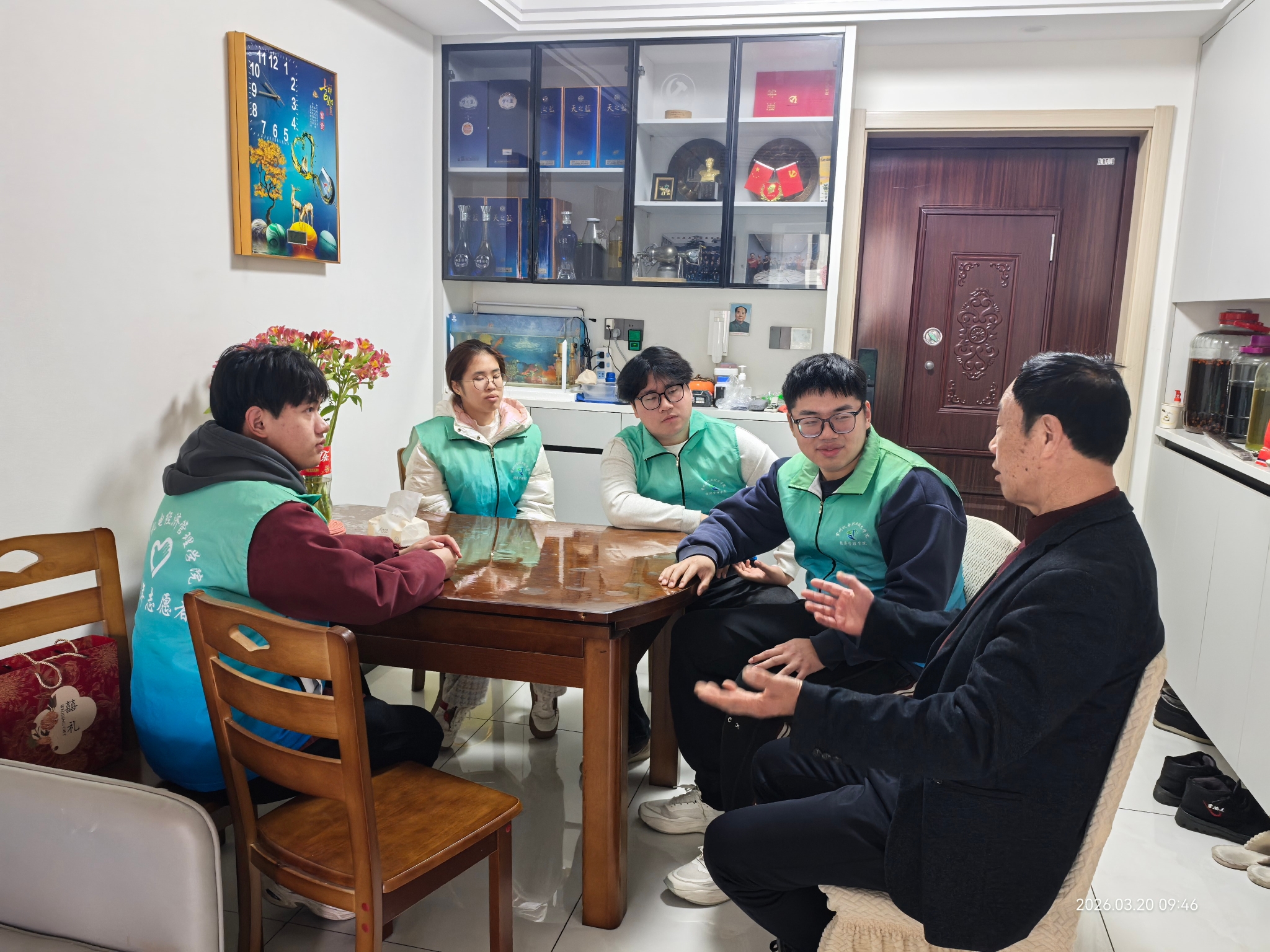 经济管理学院“常青藤”志愿服务队开展学雷锋进社区活动